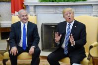 <p>US-Präsident Donald Trump und der israelische Premierminister Benjamin Netanjahu treffen im Weißen Haus aufeinander. Der Staatsbesuch lobte Trump für seine Entscheidung, Jerusalem als Hauptstadt Israels anzuerkennen. (Bild: Olivier Douliery-Pool/Getty Images) </p>