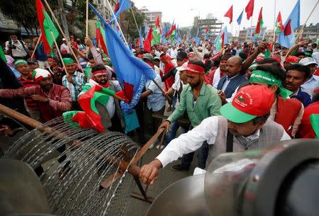 Supporters of Federal Alliance, a coalition of Madhes-based parties and other ethnic political parties and organizations, protest against the constitution near Singha Durbar office complex that houses the Prime Minister's office and other ministries in Kathmandu, Nepal, May 15, 2016. REUTERS/Navesh Chitrakar