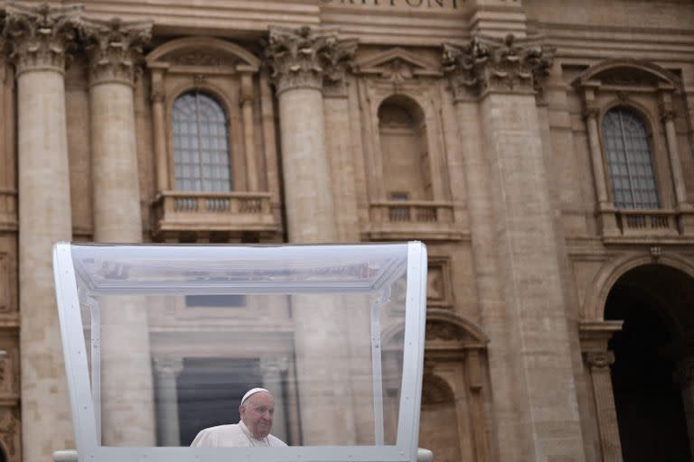 Francisco, en la audiencia general en la Plaza San Pedro. (Tiziana FABI / AFP)