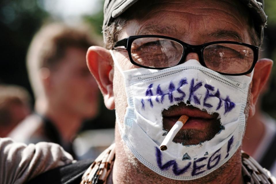 "Masken Weg!" steht auf dem "Mundschutz" eines Teilnehmers einer Demonstration gegen die Corona-Maßnahmen.<span class="copyright">Michael Kappeler / dpa</span>