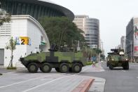 陸軍所屬雲豹八輪甲車車隊30日抵達臺北田徑場。（軍聞社記者周昇煒攝）
