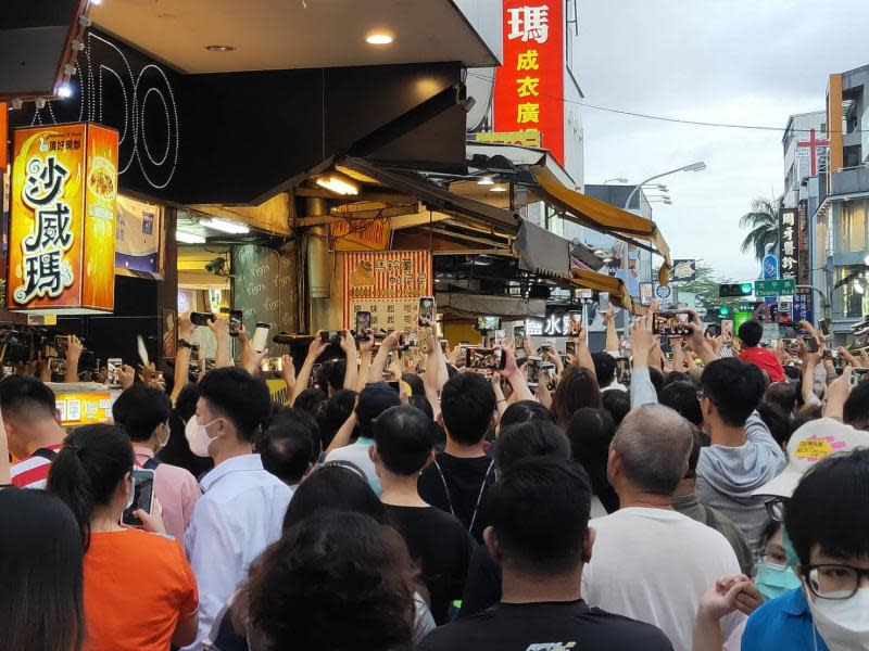 台中購物節今（26）登場，活動為期61天。來台中消費少不了走走逛逛，據觀光署統計台中最熱門景點是一中商圈，今年1至8月遊客數超過626萬人次，其次是逢甲夜市。（圖／柳榮俊攝）