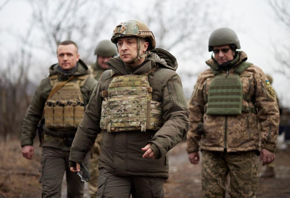 ▲烏克蘭總統澤倫斯基表示，烏克蘭軍隊有能力擊退來自俄羅斯的任何攻擊行動。圖為他今年巡視烏東戰區資料照。（圖／美聯社／達志影像）
