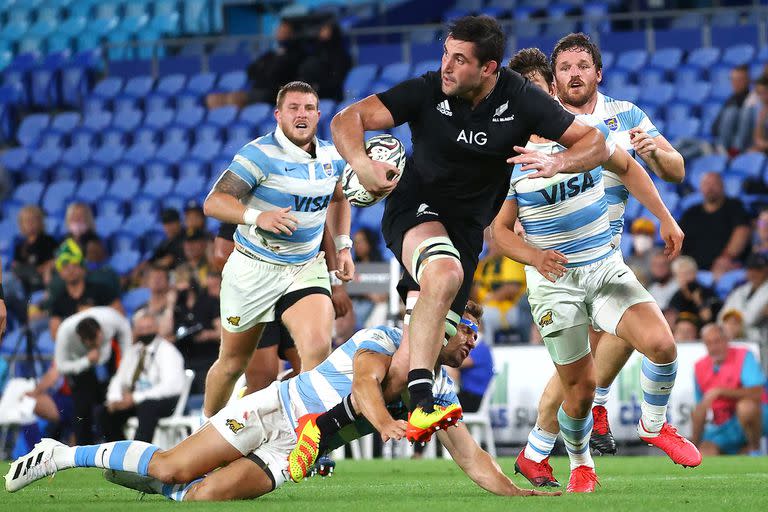 Luke Jacobson logró dos tries; en la imagen escapa de un tackle de Nicolás Sánchez.