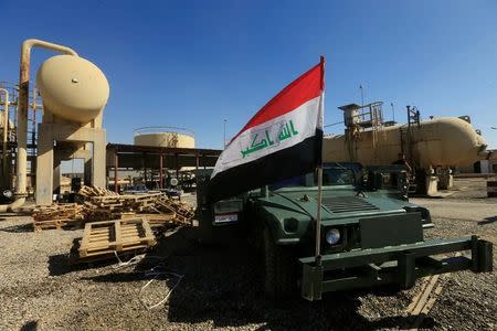 An Iraqi flag is seen on a military vehicle at an oil field in Dibis area on the outskirts of Kirkuk, Iraq October 17, 2017. REUTERS/Alaa Al-Marjani/Files