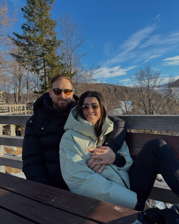 La pareja de deportistas posando muy sonrientes