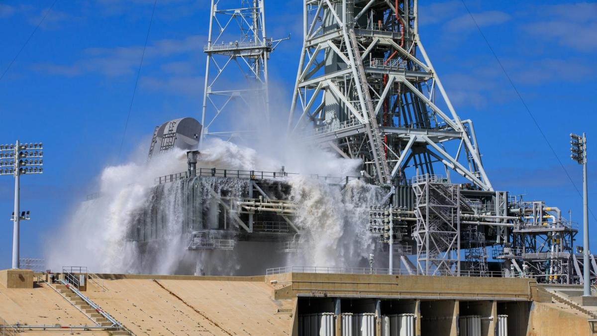 Unveiling NASA’s Artemis 2: Epic Water Deluge Test Immerses Mobile Rocket Launcher! (Video)