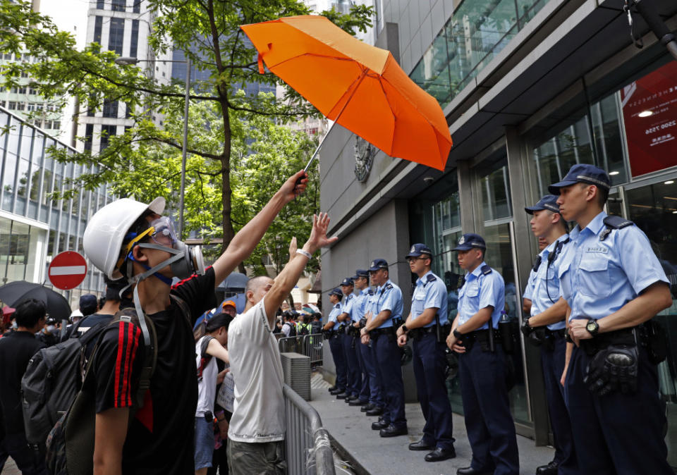 示威者高舉雨傘。美聯社圖片