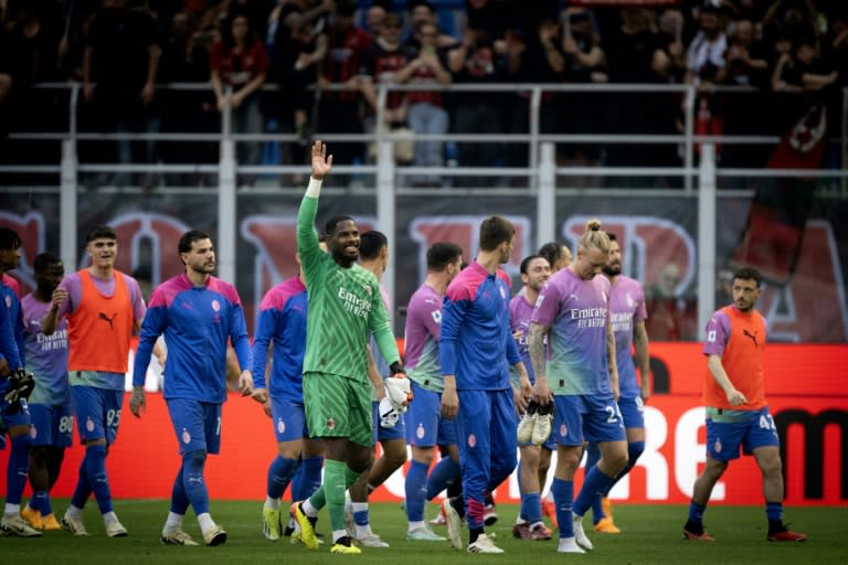 Le gardien de but de l'AC Milan et ses coéquipiers après la victoire 3 à 0 face à Lecce lors de la 31e journée du Championnat d'Italie le 6 avril 2024 à San Siro (GABRIEL BOUYS)