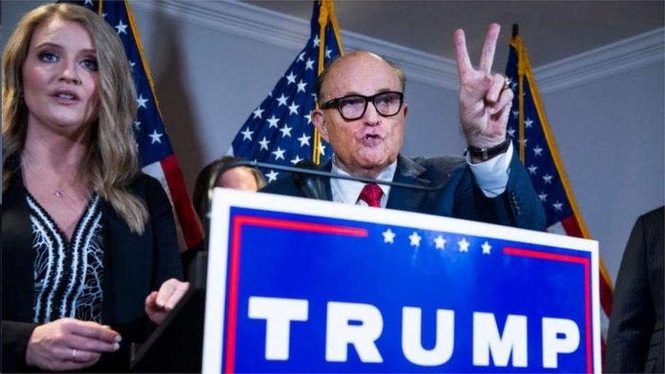 特朗普陣營的律師朱利安尼（Rudy Giuliani）與埃利斯（Jenna Ellis）