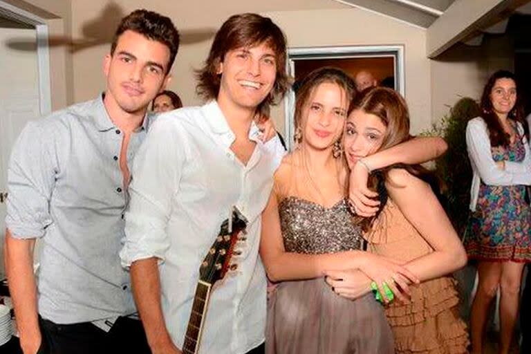 Andrés Gil junto a su hermana, Carola, y Tini Stoessel