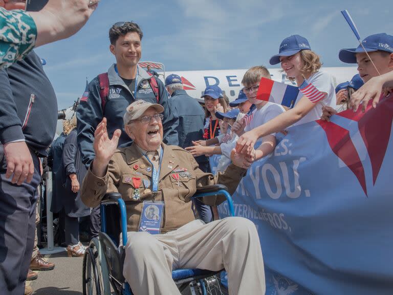 El excabo Wilbur Jack Myers, de 100 años, recibe saludos a su llegada al Aeropuerto de Deauville-Normandy para la celebración del Día D.  