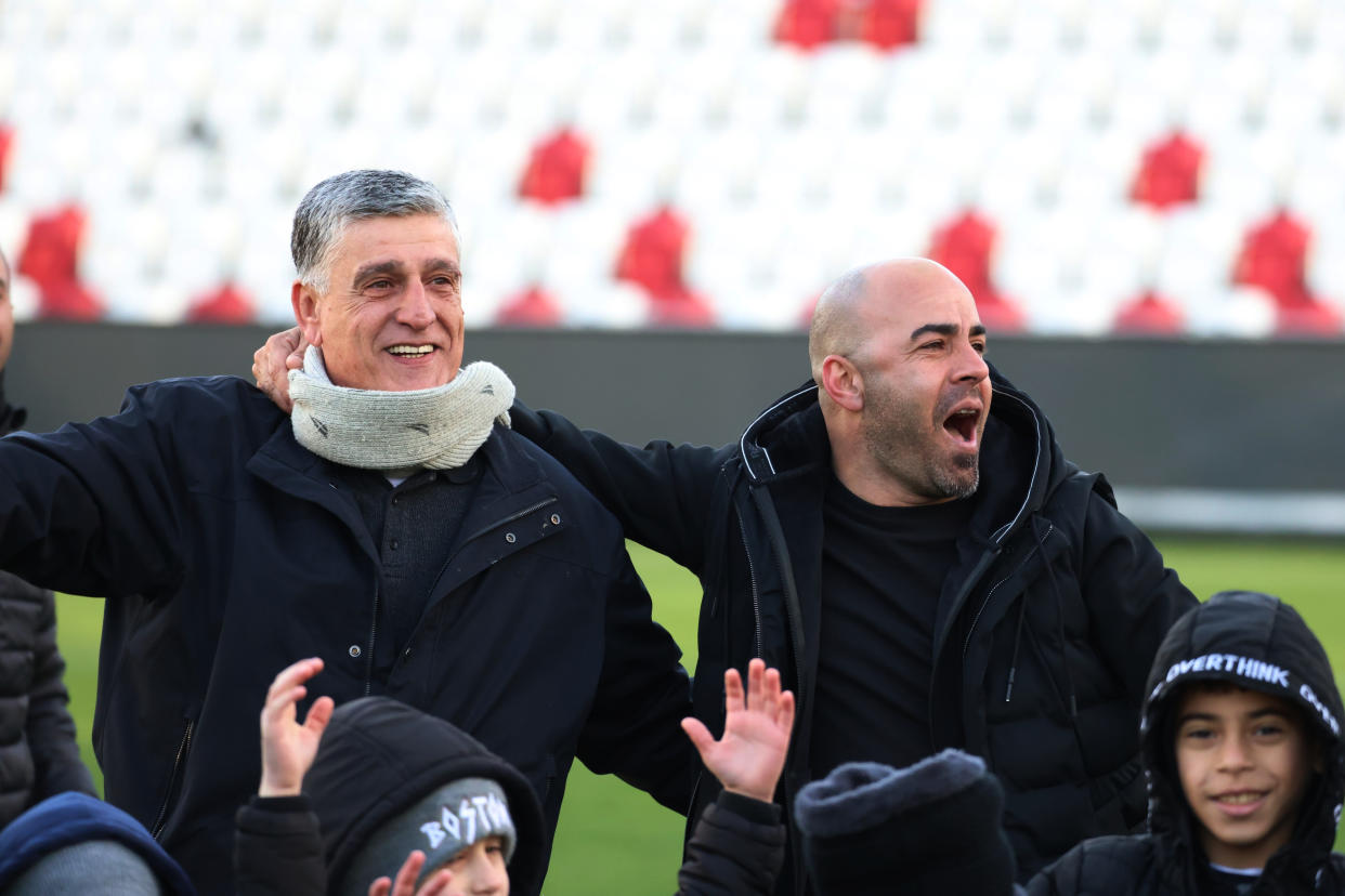 Una imagen proporcionada por el Maccabi Bnei Reineh muestra a su entrenador, Adham Hadya, a la derecha, y al alcalde de Reineh, Jamil Bsoul, celebrando el ascenso del equipo de futbol a la división más importante de Israel el mes pasado. (Maccabi Bnei Reineh vía The New York Times)
