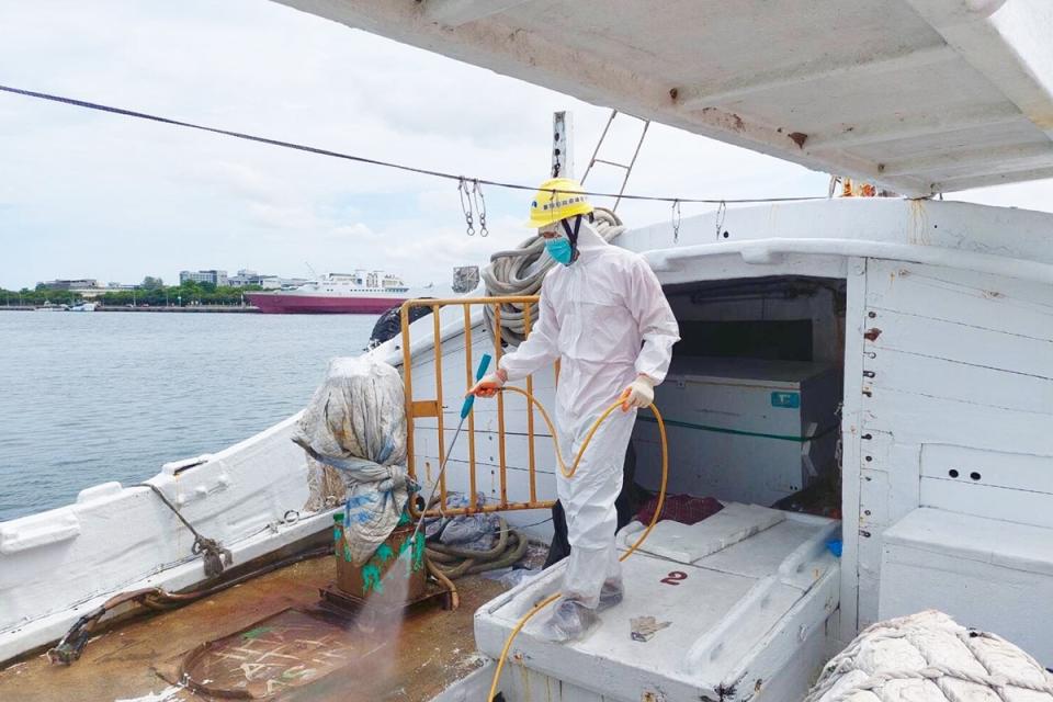 海巡署20日在台南外海查獲1艘本國籍漁船涉嫌走私，船上有7名外籍人士PCR篩檢陽性，台南市衛生局派員前往漁船執行清消工作。（台南市衛生局提供）