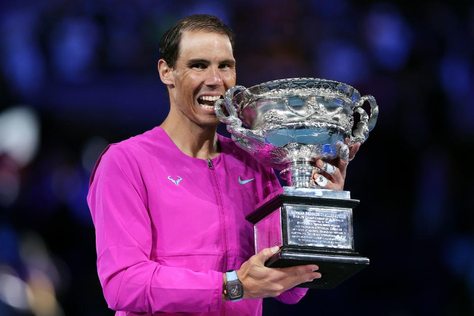 Rafael Nadal在澳網奪得生涯第21座大滿貫金盃。(Photo by MARTIN KEEP/AFP via Getty Images)