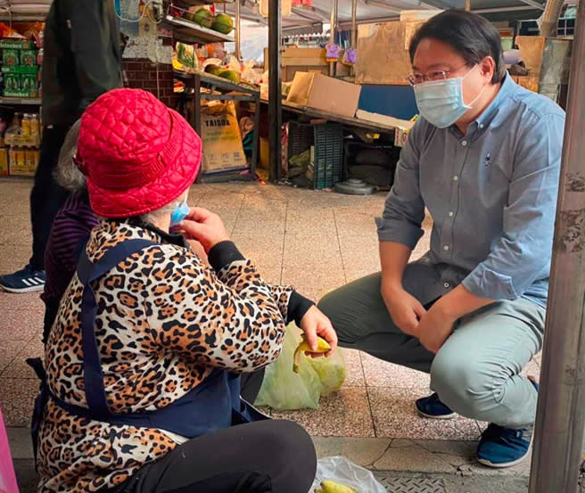 林右昌就任前的凌晨突PO出「蹲地與攤販交談」照，並發千字文檢討敗選原因，引發熱議。（圖／取自林右昌臉書）