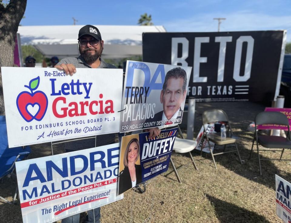 Josh vota y hace campaña por los demócratas en Edinburg, Texas, en octubre de 2022.