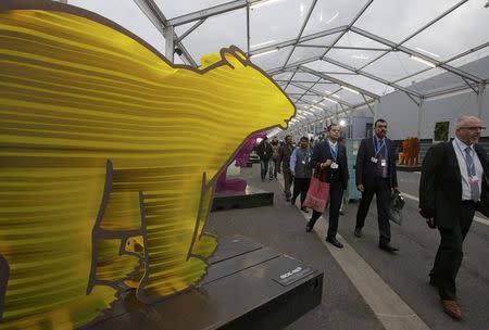 Delegates and journalists arrive for the opening day of the World Climate Change Conference 2015 (COP21) at Le Bourget, near Paris, France, November 30, 2015. REUTERS/Jacky Naegelen