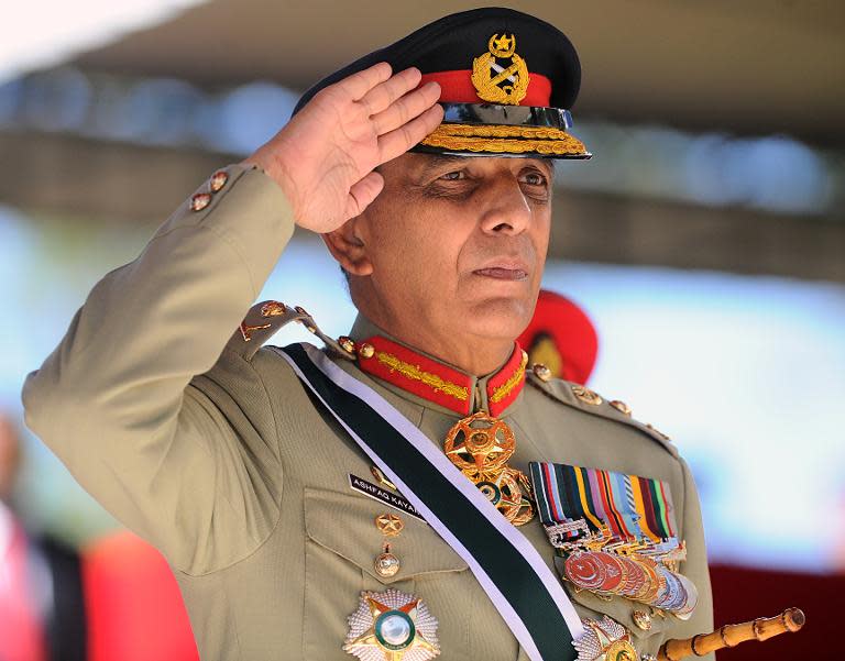 Pakistan Army Chief General Ashfaq Parvez Kayani salutes a guard of honour during a ceremony in Diyatalawa, on June 29, 2013