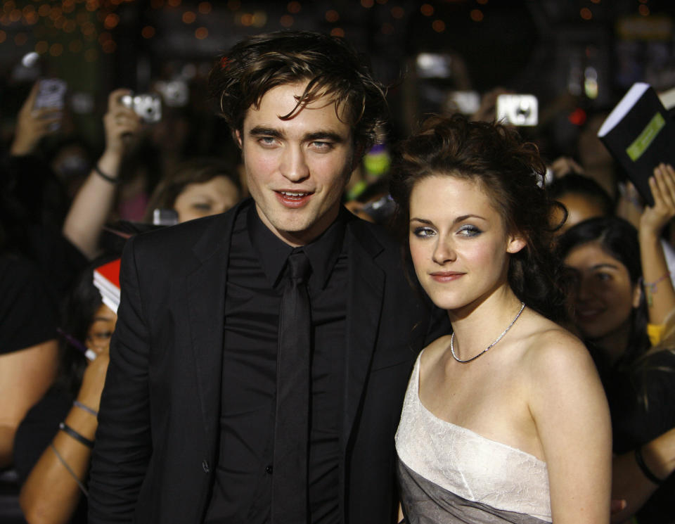 Cast members Robert Pattinson and Kristen Stewart pose at the premiere of the movie "Twilight" at the Mann Village and Bruin theatres in Westwood, California November 17, 2008. The movie is based on the novel of the same name by Stephenie Meyer and opens in the U.S. on November 21.  REUTERS/Mario Anzuoni (UNITED STATES)