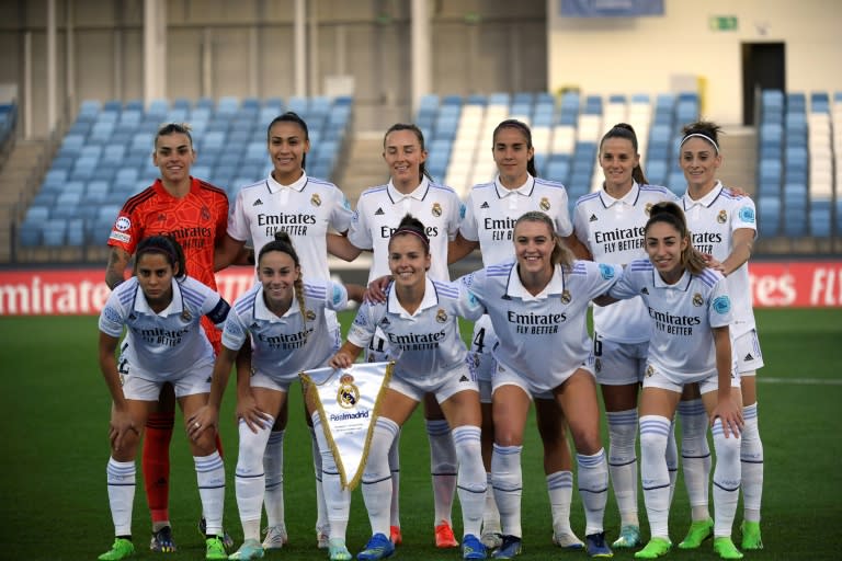 El Real Madrid femenino posa para una foto de grupo antes de un partido de la ronda preliminar de la Liga de Campeones, el 26 de octubre de 2022 en el estadio Alfredo di Stéfano, en Madrid (Óscar del Pozo)