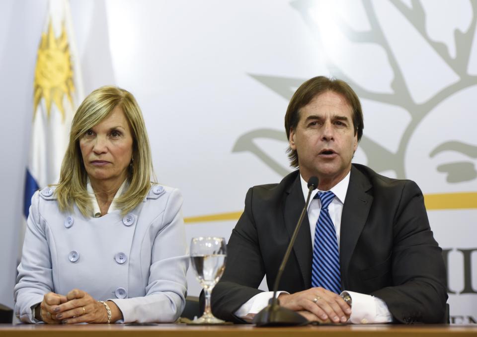 El presidente electo de Uruguay, Luis Lacalle Pou, habla junto a su vicepresidenta electa Beatriz Argimón durante su primera conferencia de prensa en las oficinas presidenciales, donde se reunió con el mandatario saliente Tabaré Vázquez en Montevideo, Uruguay, el lunes 2 de diciembre de 2019. (AP Foto / Matilde Campodonico)