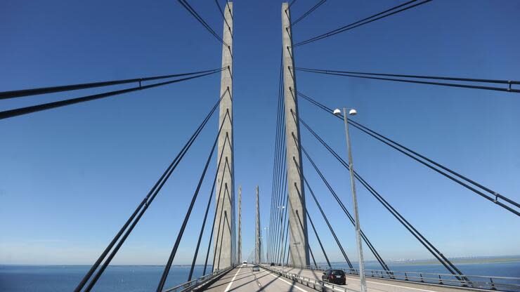 ARCHIV - 29.06.2011, Dänemark, Kopenhagen: Fahrzeuge fahren über die Öresundbrücke. Am 1. Juli 2000 wurde mit der Öresundverbindung zwischen Malmö und Kopenhagen eine der spektakulärsten und längsten Brücken Europas eingeweiht. (zu dpa-Korr 