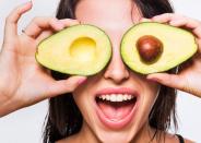 <p>Contrairement aux oeufs et aux produits laitiers, l’avocat fait partie des aliments qui sont bons pour la peau.<br> Crédit photo : Getty Images </p>