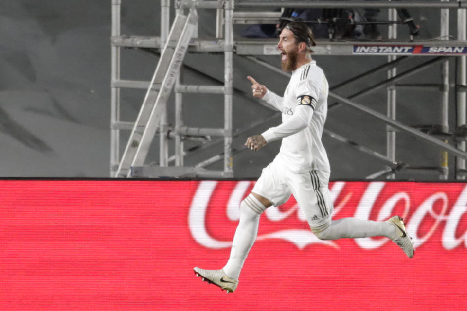 Sergio Ramos, del Real Madrid, festeja tras lograr el tanto del triunfo sobre el Getafe en La Liga española, el jueves 2 de julio de 2020 (AP Foto/Bernat Armangue)