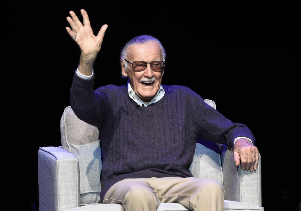 ARCHIVO - Stan Lee saluda al público tras ser presentado en el homenaje "Extraordinary: Stan Lee" en el Saban Theatre en Beverly Hills, California en una fotografía de archivo del 22 de agosto de 2017. Lee, considerado el padre del cómic moderno, murió a los 95 años el lunes 12 de noviembre de 2018 en Los Angeles (Foto Chris Pizzello/Invision/AP, archivo)