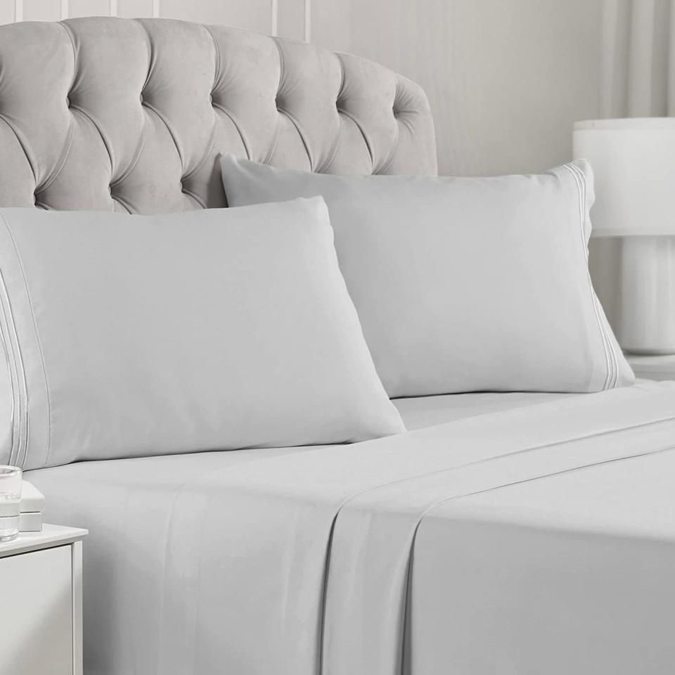Mellanni Queen Sheet Set - 4 Piece Iconic Collection Bedding Sheets & Pillowcases - Luxury, Extra Soft, Cooling Bed Sheets - Deep Pocket up to 16" - Wrinkle, Fade, Stain Resistant 