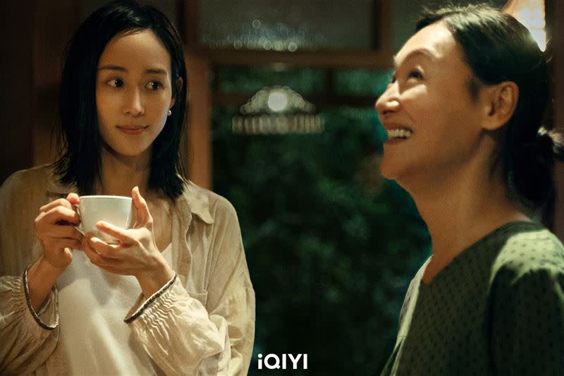 張鈞甯（左）、惠英紅合作《瞞天過海》。（圖／iQIYI國際版提供）