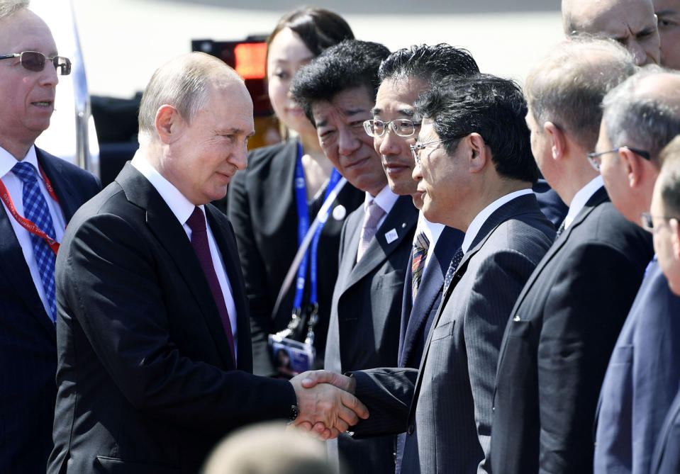 ãé¢è¥¿ç©ºæ¸¯ã«å°çãæ¾äºä¸éå¤§éªå¸é·ï¼å³å´å¥¥ããï¼äººç®ï¼ãã«è¿ããããã­ã·ã¢ã®ãã¼ãã³å¤§çµ±é ï¼ï¼ï¼æ¥åå