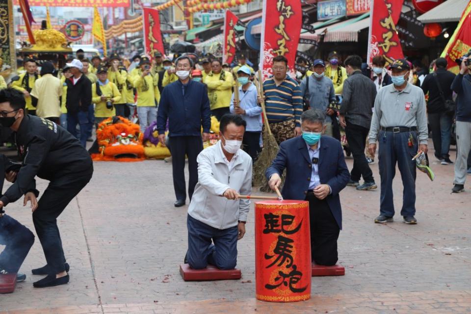 起駕儀式，翁章梁（左）、柯文哲（右）點燃起馬炮。（記者湯朝村攝)