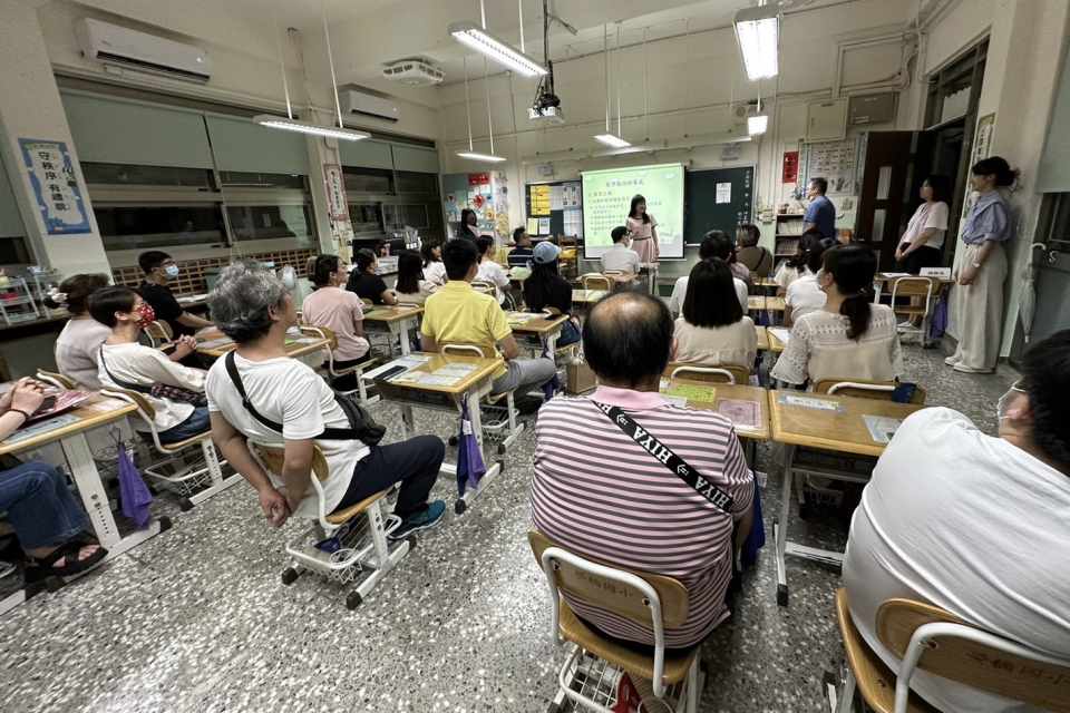 家長參加學校日活動，有助於瞭解孩子的學習狀況，促進親師溝通