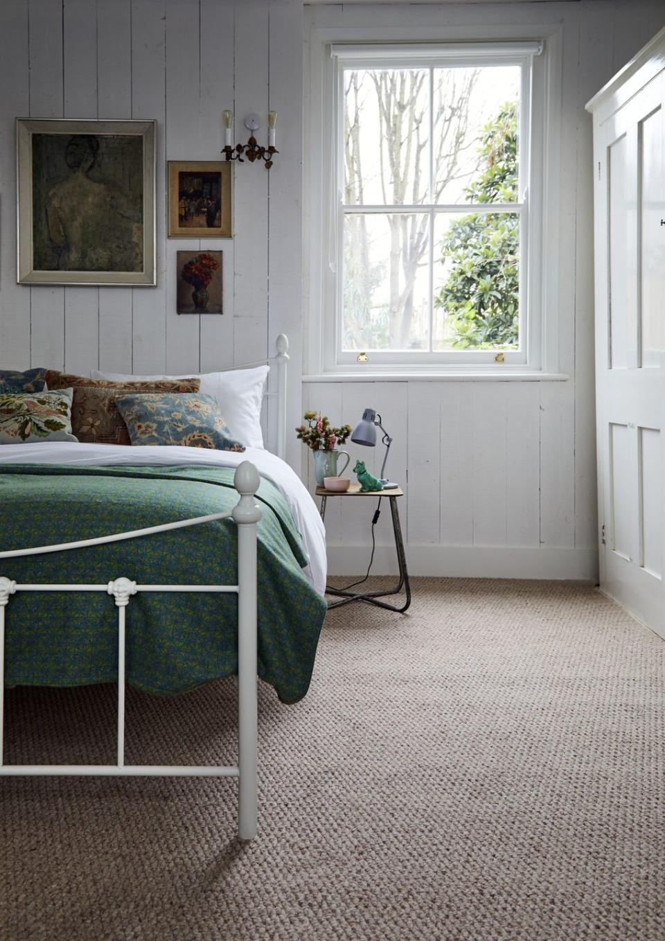 3) Green bedroom ideas: farmhouse