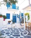 <p>Conocida por su arquitectura blanca, sus playas y sus fiestas, la isla de Mykonos, ubicada en el corazón del Mar Egeo, es uno de los destinos turísticos más famosos de Europa.</p><p><a href="https://www.instagram.com/p/Bn6y1NPDmRw/" rel="nofollow noopener" target="_blank" data-ylk="slk:See the original post on Instagram" class="link ">See the original post on Instagram</a></p>