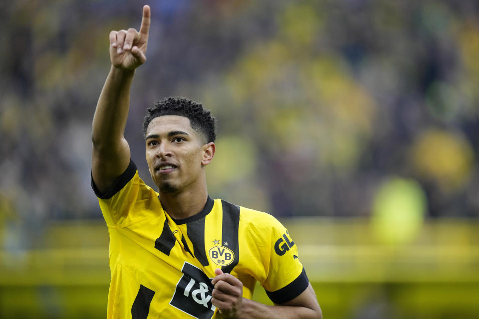 ARCHIVO - Foto del 22 de abril del 2023, Jude Bellingham celebra tras anotar en el encuentro del Borussia Dortmund ante el Eintracht Frankfurt. El miércoles 7 de junio del 2023, el club alemán confirma la transferencia del jugador al Real Madrid por 130 millones de euros. (AP Foto/Martin Meissner, Archivo)