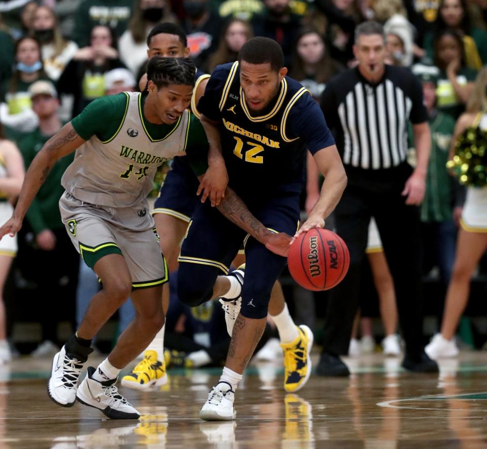 Michigan guard Devante' Jones defends against Wayne State guard Darian Owens-White during the second half of the 87-54 exhibition win over Wayne State on Friday, Nov. 5, 2021, at the Wayne State Fieldhouse.