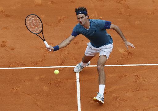 El jugador de tenis suizo Roger Federer durante un partido contra el checo Radek Stepanek en el Abierto de Montecarlo, el 16 de abril de 2014 (AFP | Valery Hache)