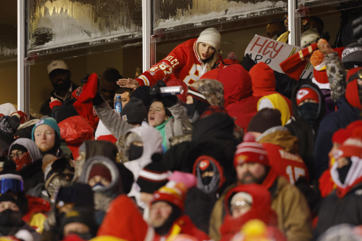 Taylor Swift High Fives Fans And Braves Freezing Temperatures To Cheer