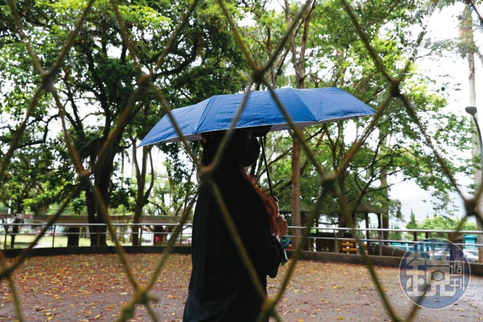 婷婷將車子增貸時，對方當場要她簽一堆密密麻麻的文件，她不及細看就簽了。