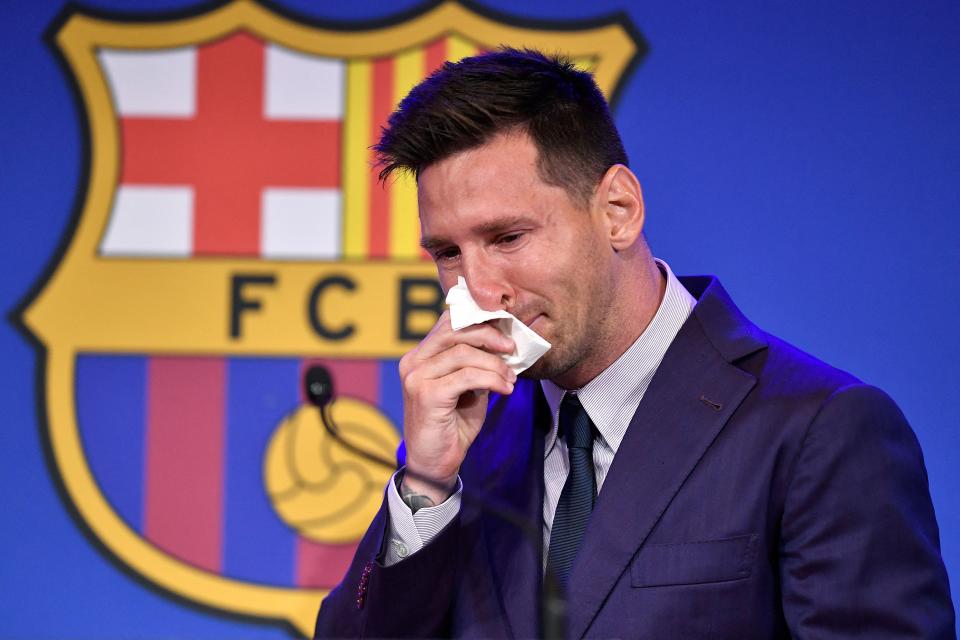 El delantero argentino del Barcelona Lionel Messi llora durante una conferencia de prensa en el estadio Camp Nou de Barcelona el 8 de agosto de 2021. (Foto de PAU BARRENA/AFP vía Getty Images)