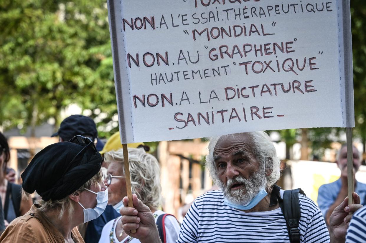 Manifestation anti vaccin à Lyon, le 14 août 2021 (JEAN-PHILIPPE KSIAZEK / AFP)
