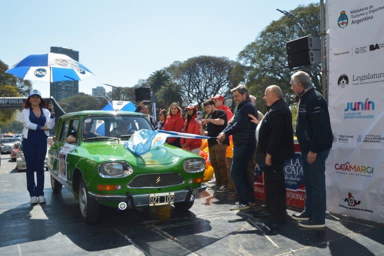 Un modelo simpático para los tuercas argentinos: el Citroën Ami 8 de Sandro e Ignacio Escudero ocupa la rampa de partida en la sede central de Automóvil Club Argentino, a punto de afrontar más de 3000 kilómetros de aventura en ocho distritos del país.