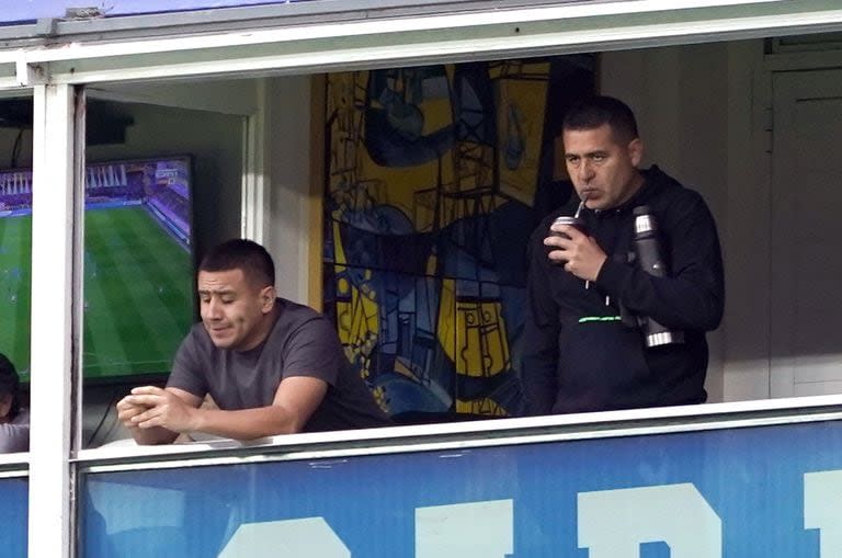 Cristian Riquelme junto a su hermano Juan Román, siguiendo un partido de Boca desde el palco