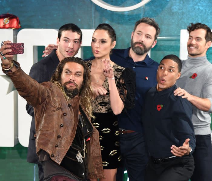 Ben Affleck junto a Ezra Miller, Jason Momoa y otros actores del universo DC en el estreno de 'La liga de la justicia'