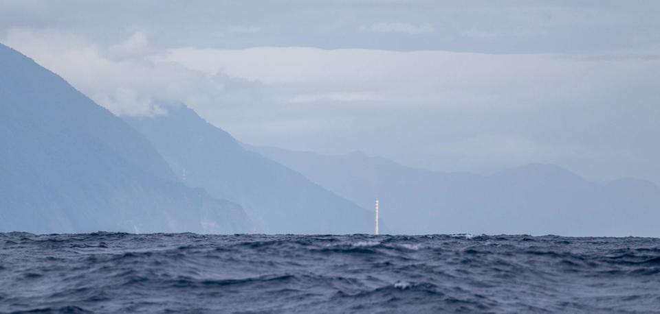 網路謠傳，共軍戰艦很靠近和平發電廠。（圖／翻攝自多羅滿賞鯨臉書）