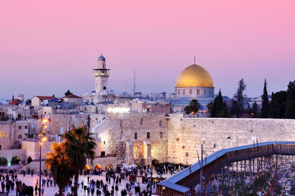 Dome of the Rock and Western Wall in Jerusalem: Shutterstock / ESB Professional