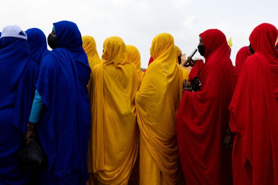 The women await the arrival of Mahamat Idriss Déby Itno.